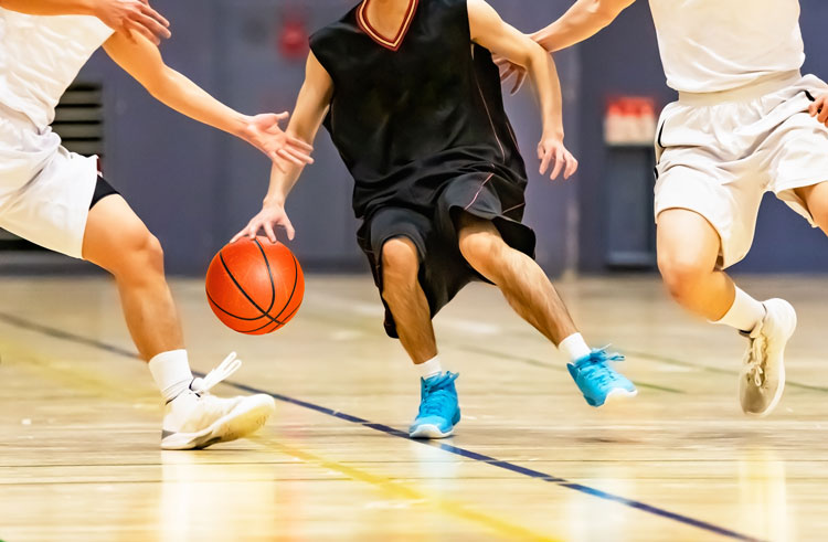 Spieler beim Basketball Spielen Spieler beim Basketball Spielen